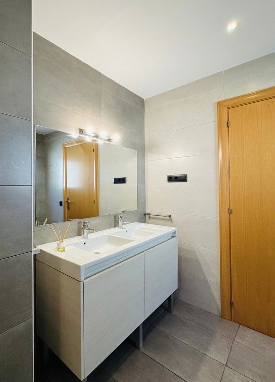 Baño principal con doble lavabo