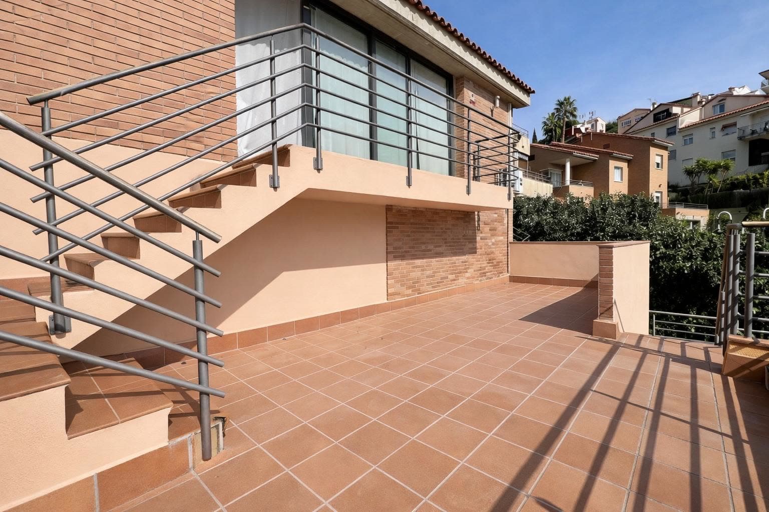 Terraza con escalera y vistas